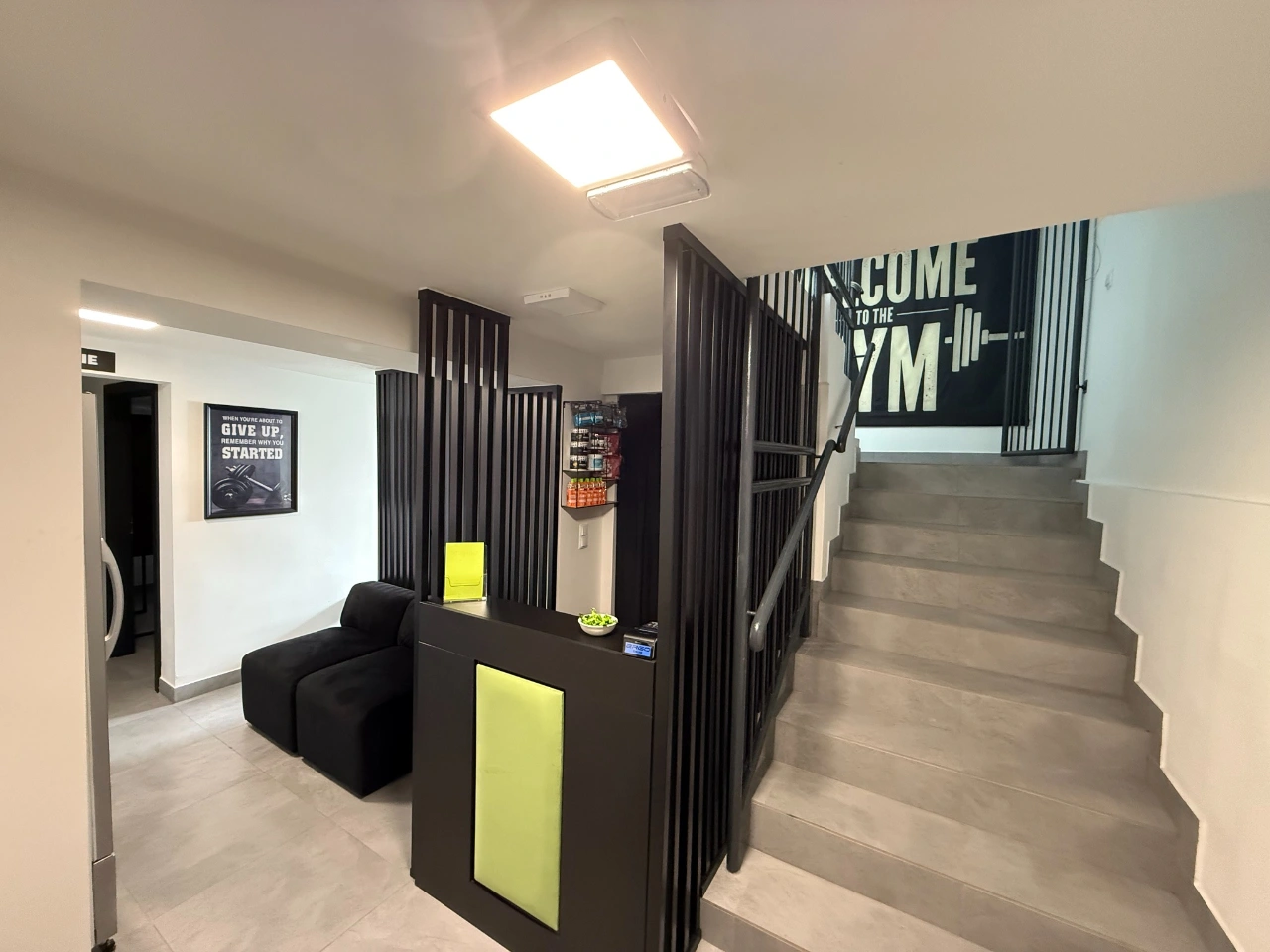 Nowoczesna siłownia z czarnymi podłogami i zieloną taflą