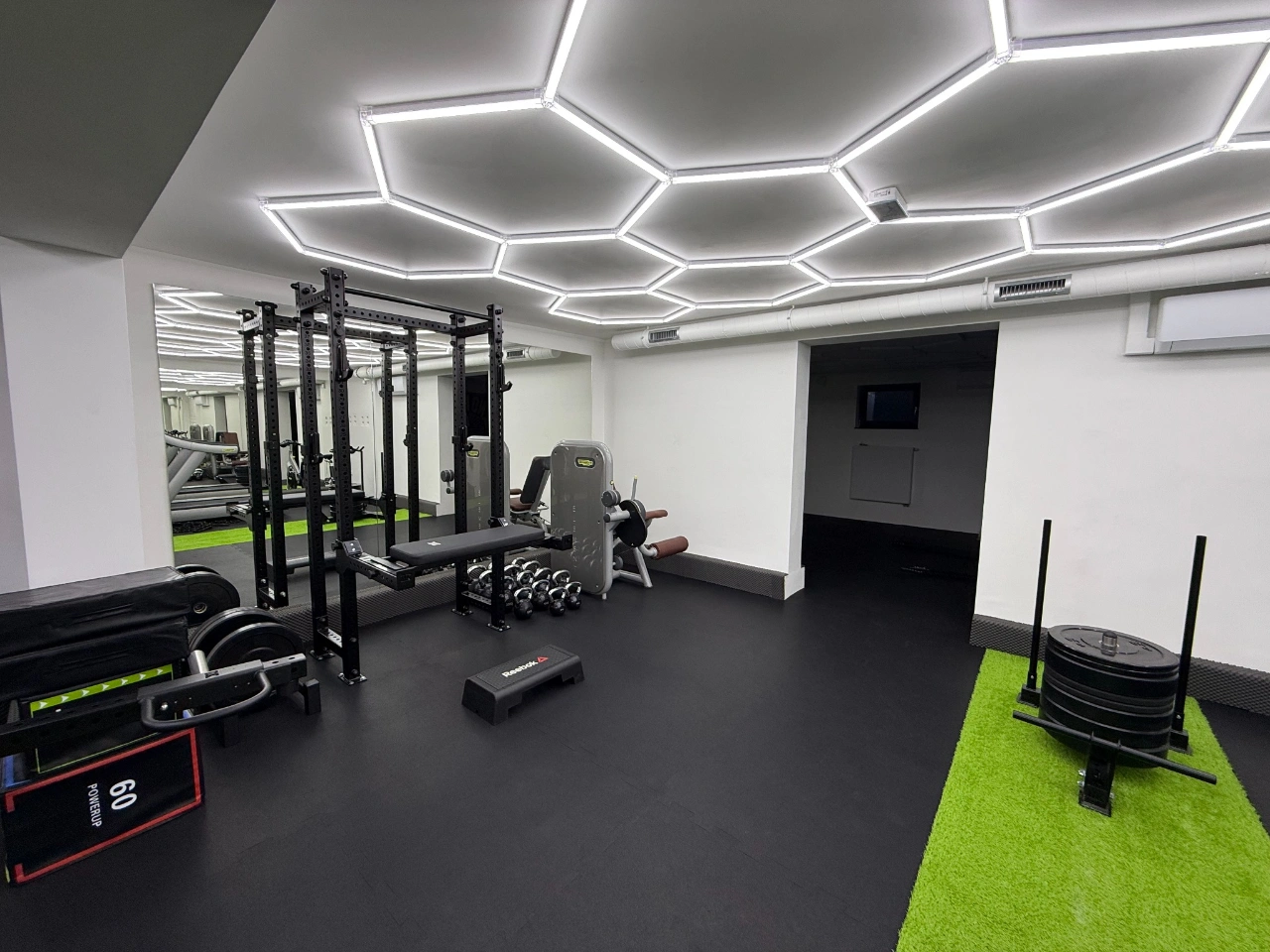 Sprzęt cardio w nowoczesnym wnętrzu