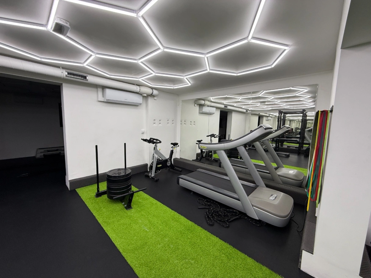 Strefa siłowa z maszynami i hantlami