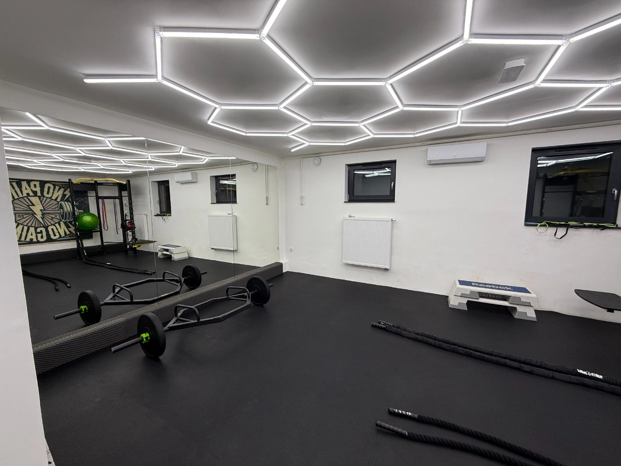 Wnętrze siłowni z nowoczesnym oświetleniem