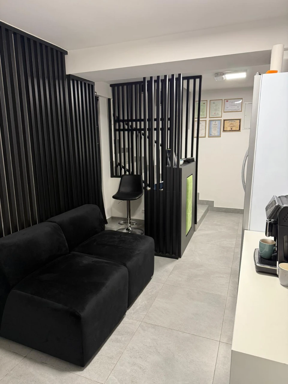 Recepcja z kontuarem i czarną kanapą